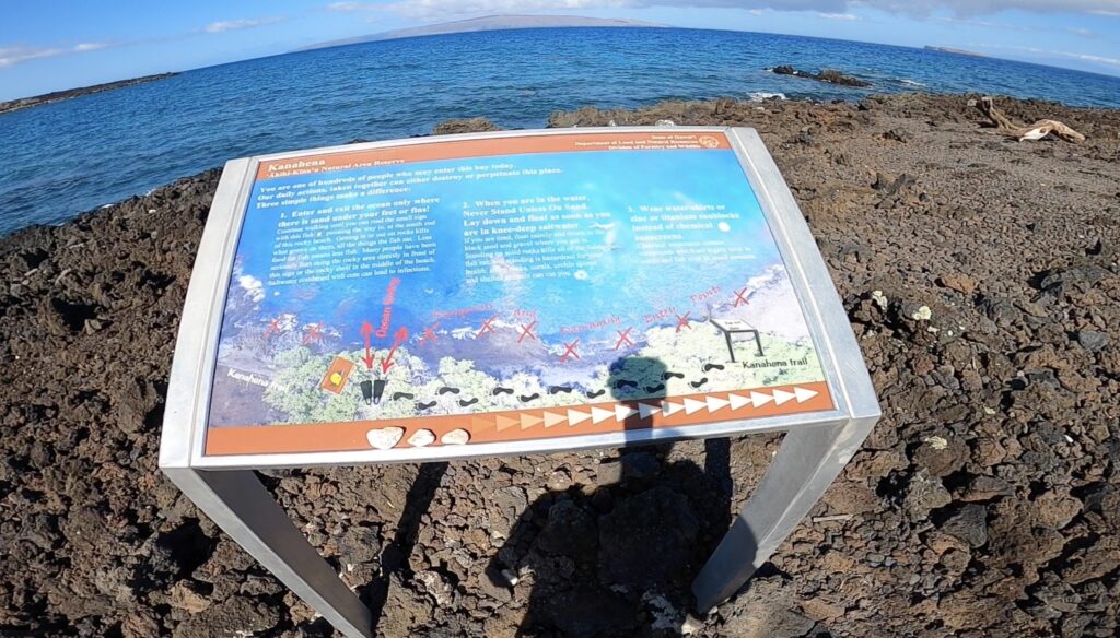 Kanahena trail signage